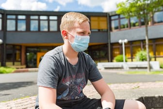 Junge mit einer OP-Maske auf dem Pausenhof einer Schule in Bad Brückenau (Archivbild): Seit Montag den 21.03.2022 fällt die Maskenpflicht für Grundschüler im Unterricht weg.