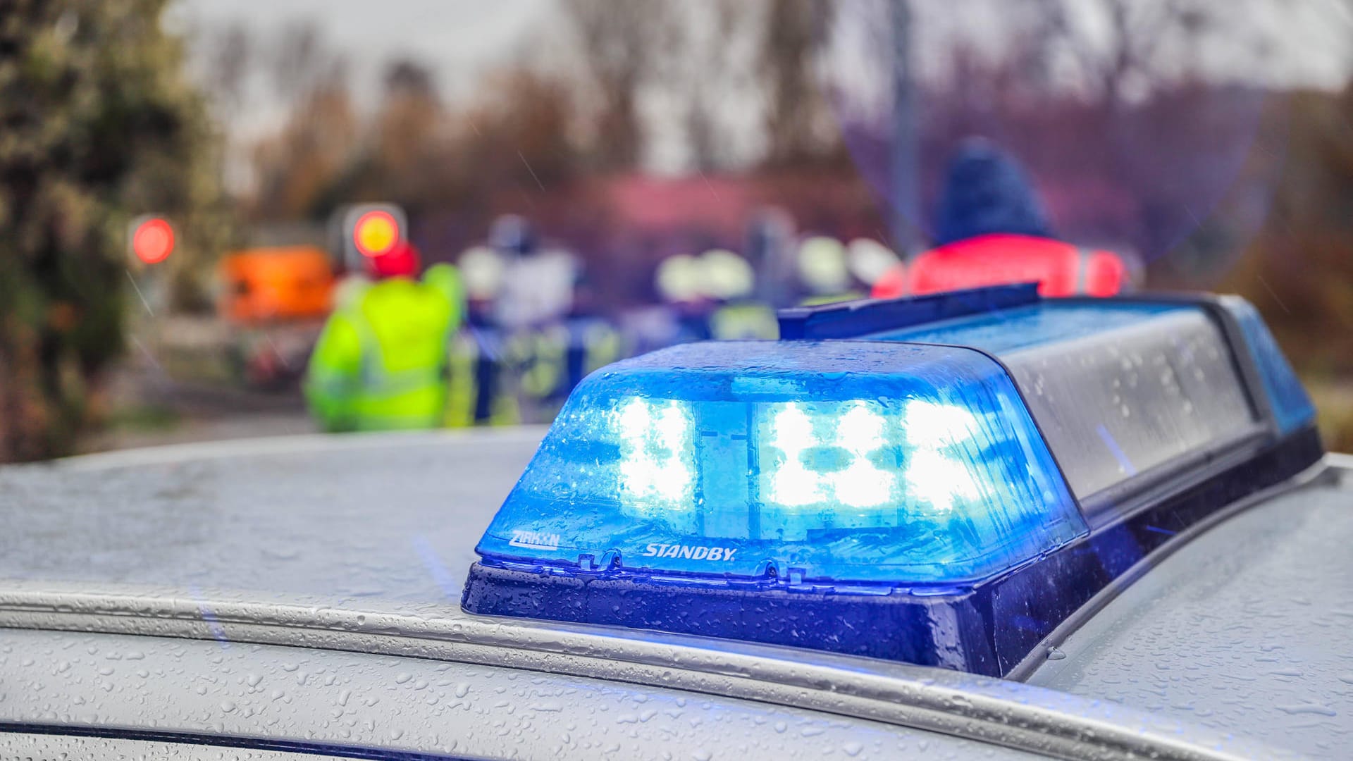 Polizei mit Blaulicht im Einsatz (Symbolfoto): Gegen die Frau wird wegen Verletzung des höchstpersönlichen Lebensbereichs ermittelt.