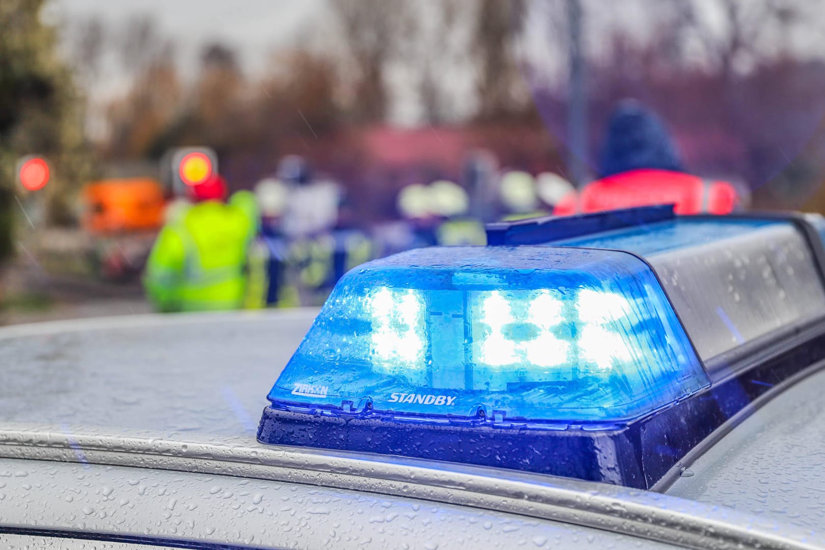 Polizei mit Blaulicht im Einsatz (Symbolfoto): Gegen die Frau wird wegen Verletzung des höchstpersönlichen Lebensbereichs ermittelt.