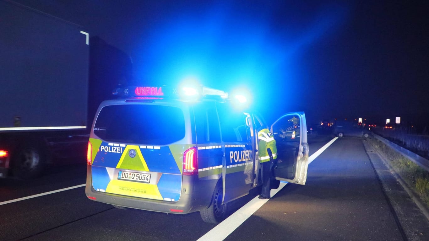 Ein Polizeiauto auf der Autobahn (Archivbild): Auf der A46 bei Hagen ist ein Mann tödlich verletzt worden.