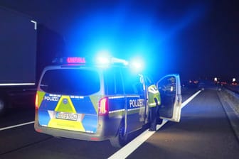 Ein Polizeiauto auf der Autobahn (Archivbild): Auf der A46 bei Hagen ist ein Mann tödlich verletzt worden.