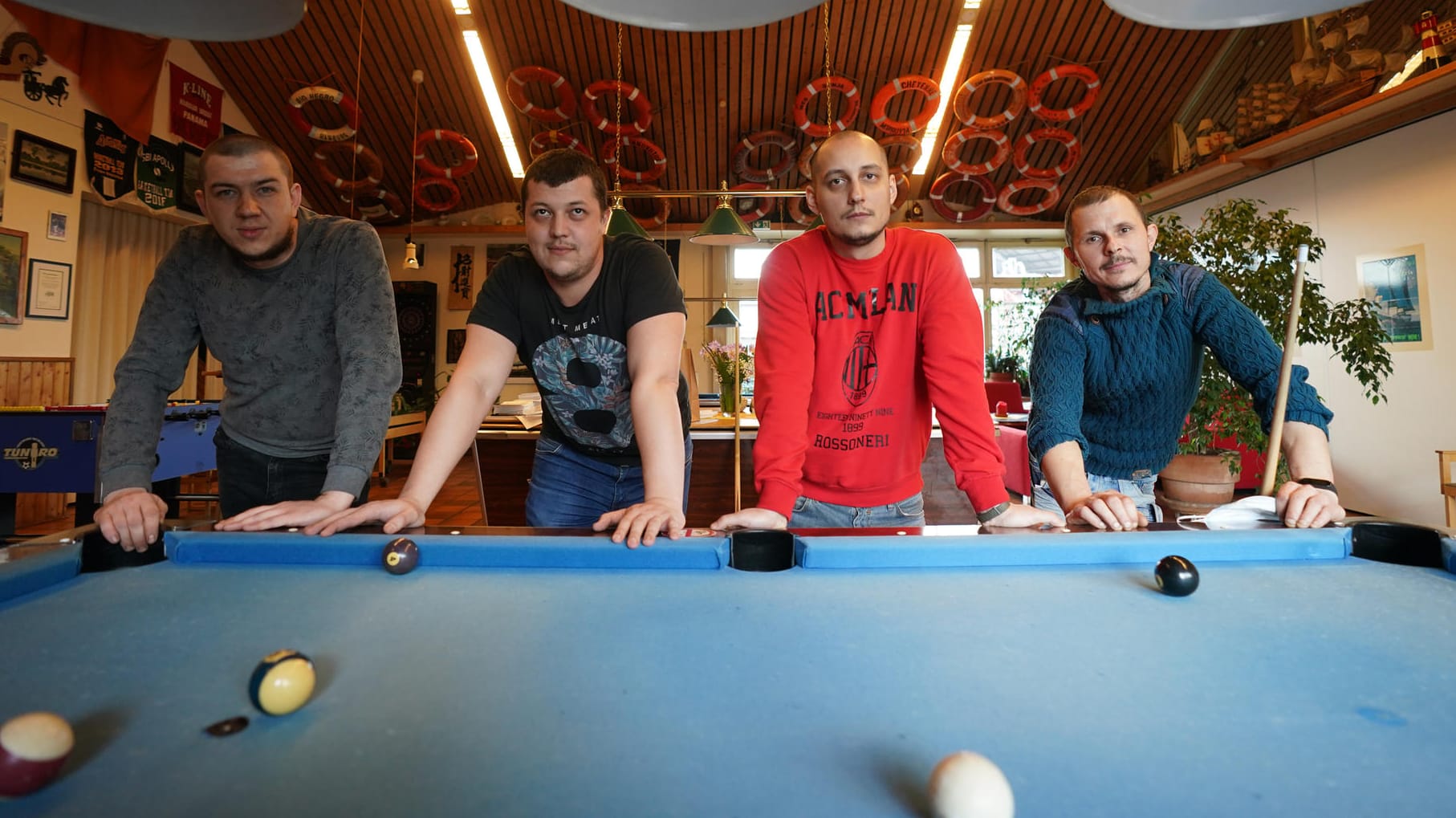 Ukrainische Seeleute im Seemannsclub "Duckdalben": Das Team der Seemannsmission in Hamburg bekommt die Auswirkungen des russischen Krieges in der Ukraine zu spüren.