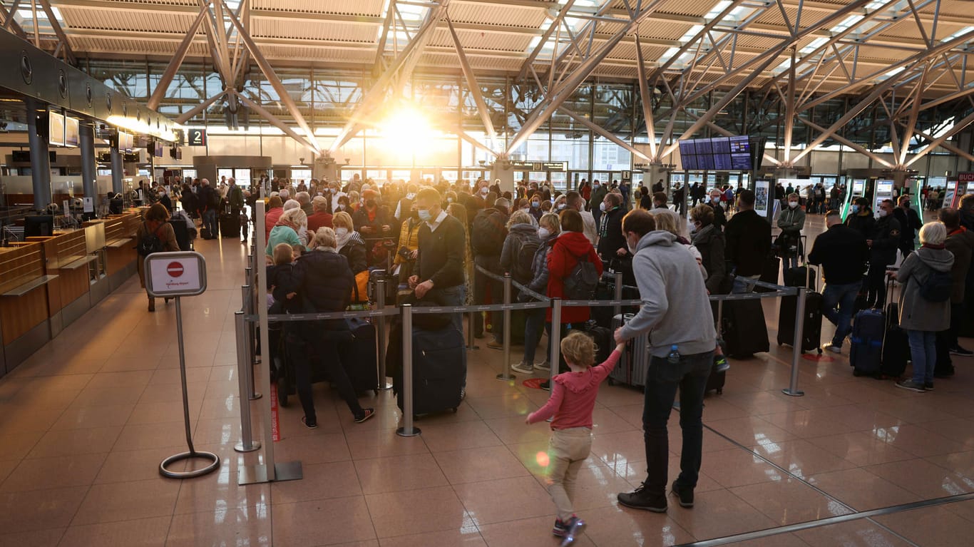 Reisende stehen in langen Schlangen vor den Check-In-Schaltern in Terminal 1 am Flughafen (Archivbild): Der Streik der Sicherheitskräfte hat in Hamburg für Chaos gesorgt.