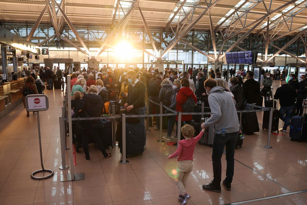 Reisende stehen in langen Schlangen vor den Check-In-Schaltern in Terminal 1 am Flughafen (Archivbild): Der Streik der Sicherheitskräfte hat in Hamburg für Chaos gesorgt.