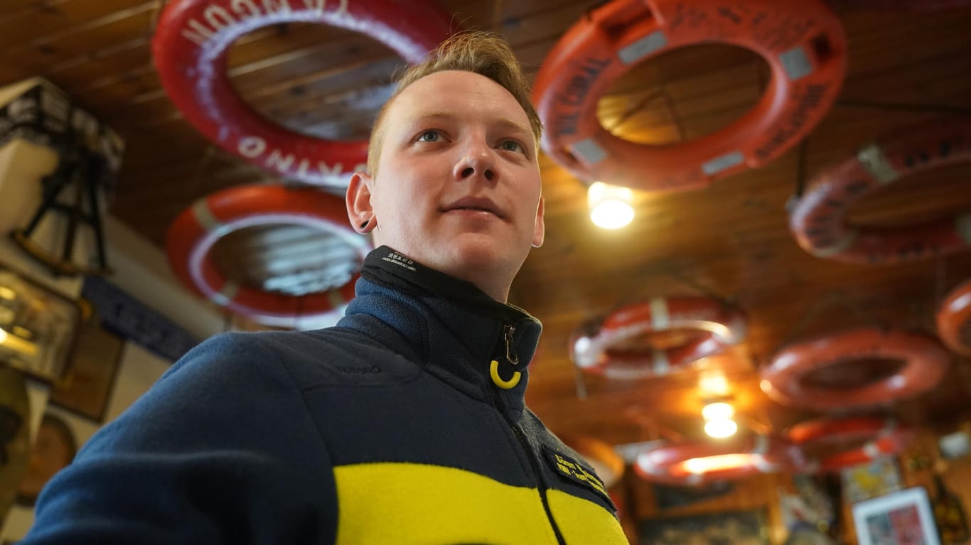 Sören Wichmann steht unter Rettungsringen, die an der Decke aufgehängt sind: Er leitet den Seemannsclub "Duckdalben" im Hamburger Hafen.
