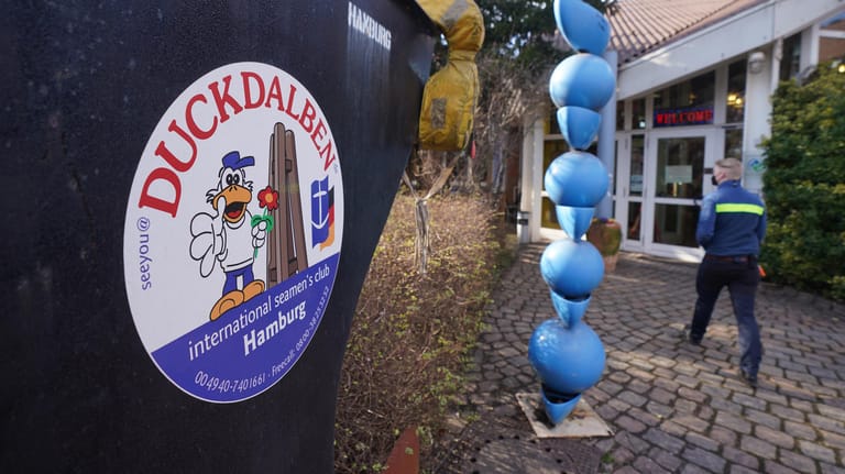 Der Eingang des Seemannsclubs "Duckdalben" im Hamburger Hafen. Viele ukrainische Seeleute suchen dort den Kontakt in die Heimat.
