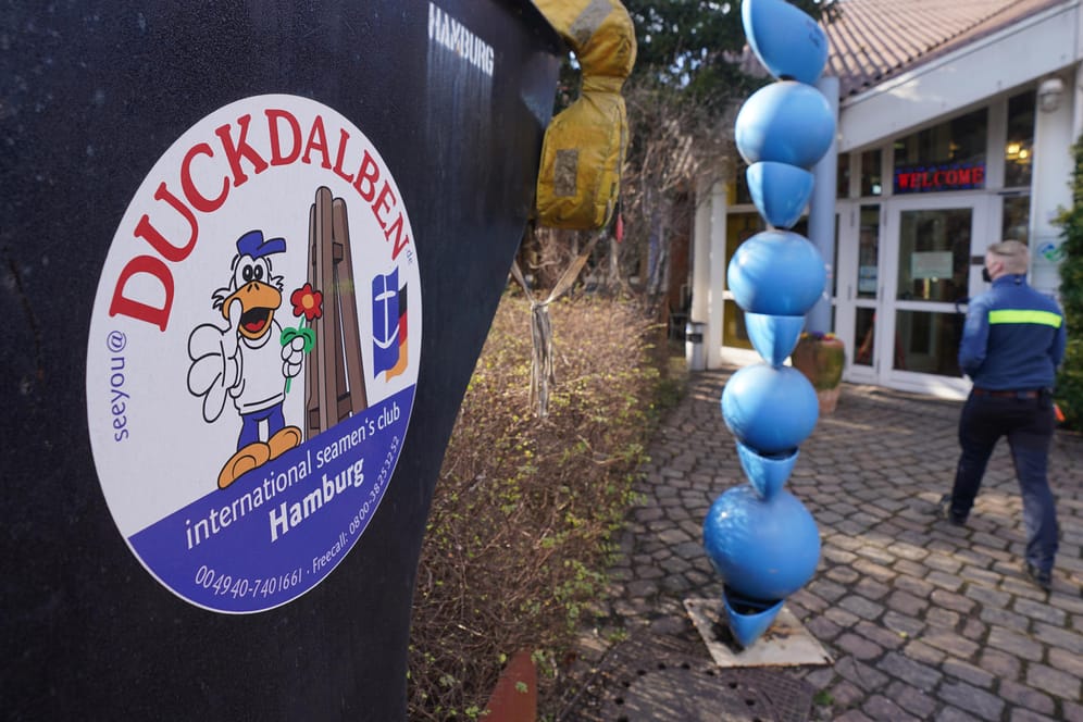 Der Eingang des Seemannsclubs "Duckdalben" im Hamburger Hafen. Viele ukrainische Seeleute suchen dort den Kontakt in die Heimat.