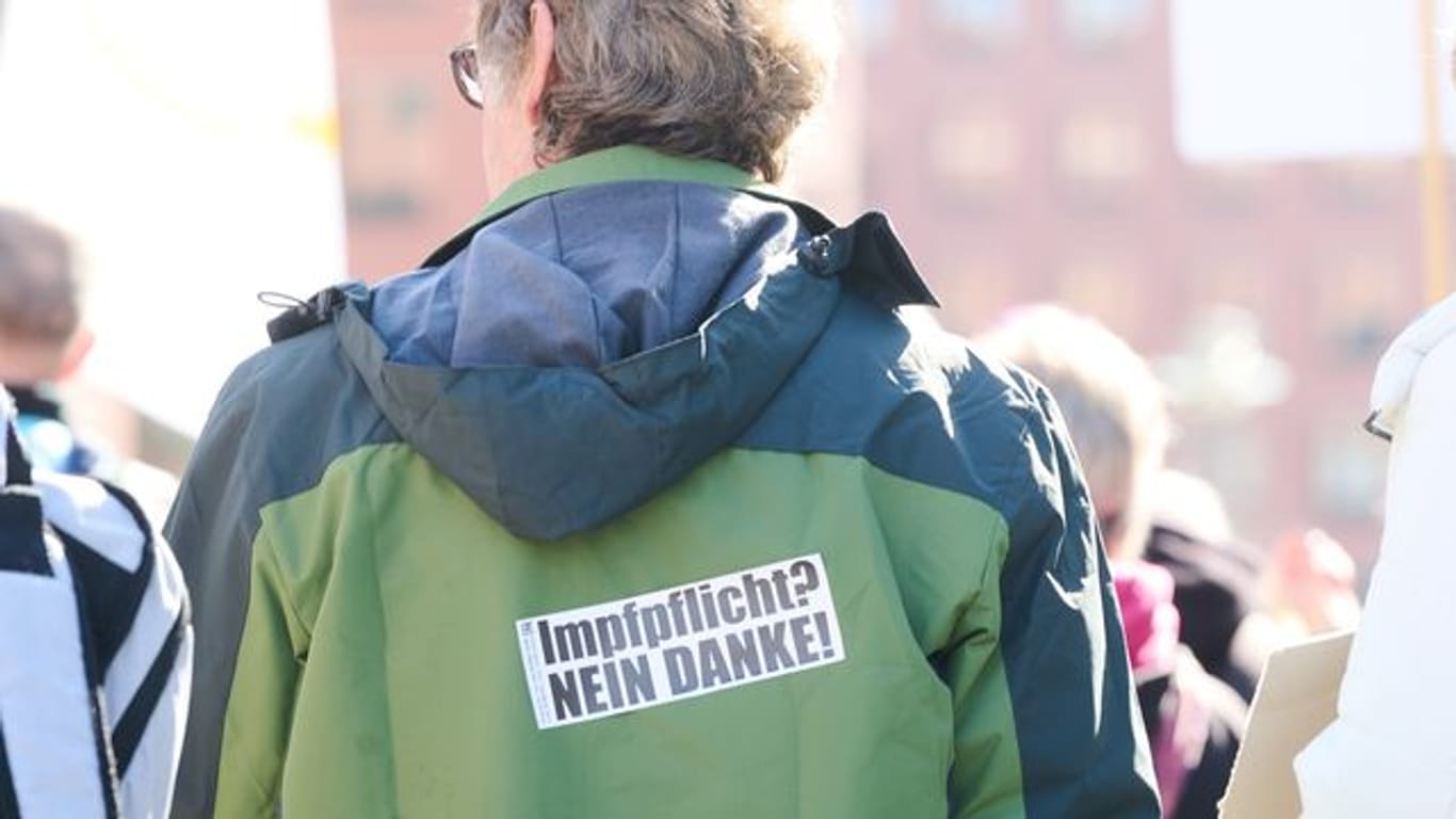 "Impfpflicht? Nein Danke!" steht auf dem Rücken eines Demonstranten auf dem Potsdamer Platz in Berlin.