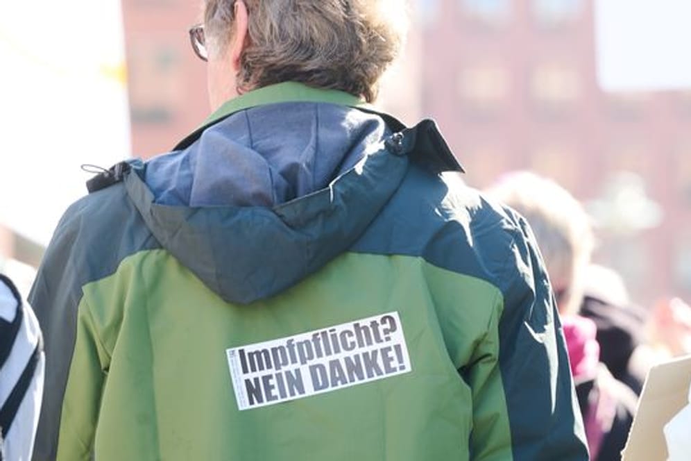 "Impfpflicht? Nein Danke!" steht auf dem Rücken eines Demonstranten auf dem Potsdamer Platz in Berlin.