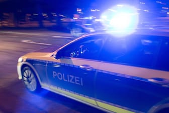 Polizeiwagen in schneller Fahrt (Symbolfoto): Während einer Verfolgungsjagd bei Leipzig rammte ein Kleinwagen Clio einen Polizeiwagen.