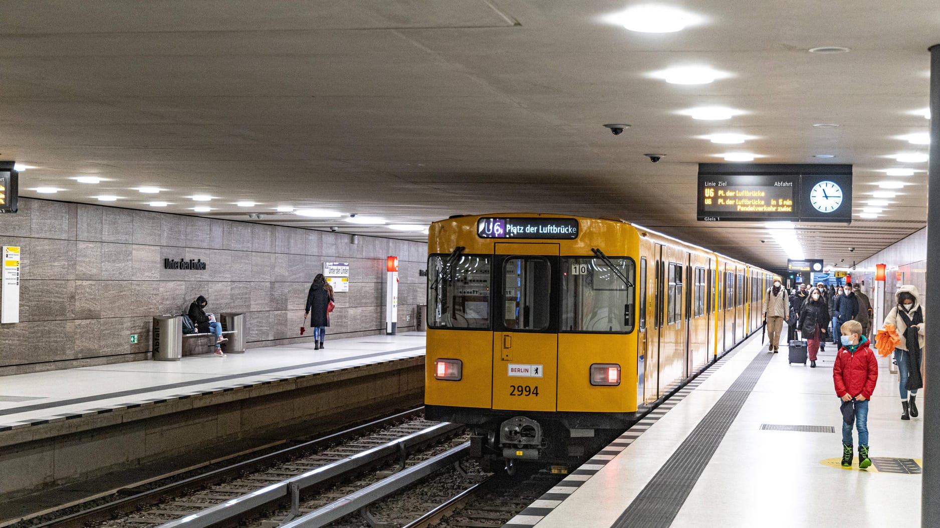 Blick in den U-Bahnhof Unter den Linden (Archivbild): Die BVG sorgt mit einem ungewöhnlichen Projekt für Aufsehen.