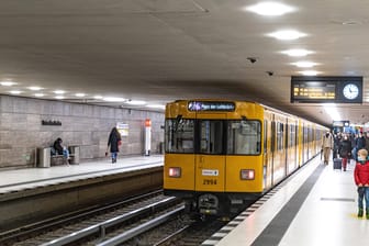 Blick in den U-Bahnhof Unter den Linden (Archivbild): Die BVG sorgt mit einem ungewöhnlichen Projekt für Aufsehen.