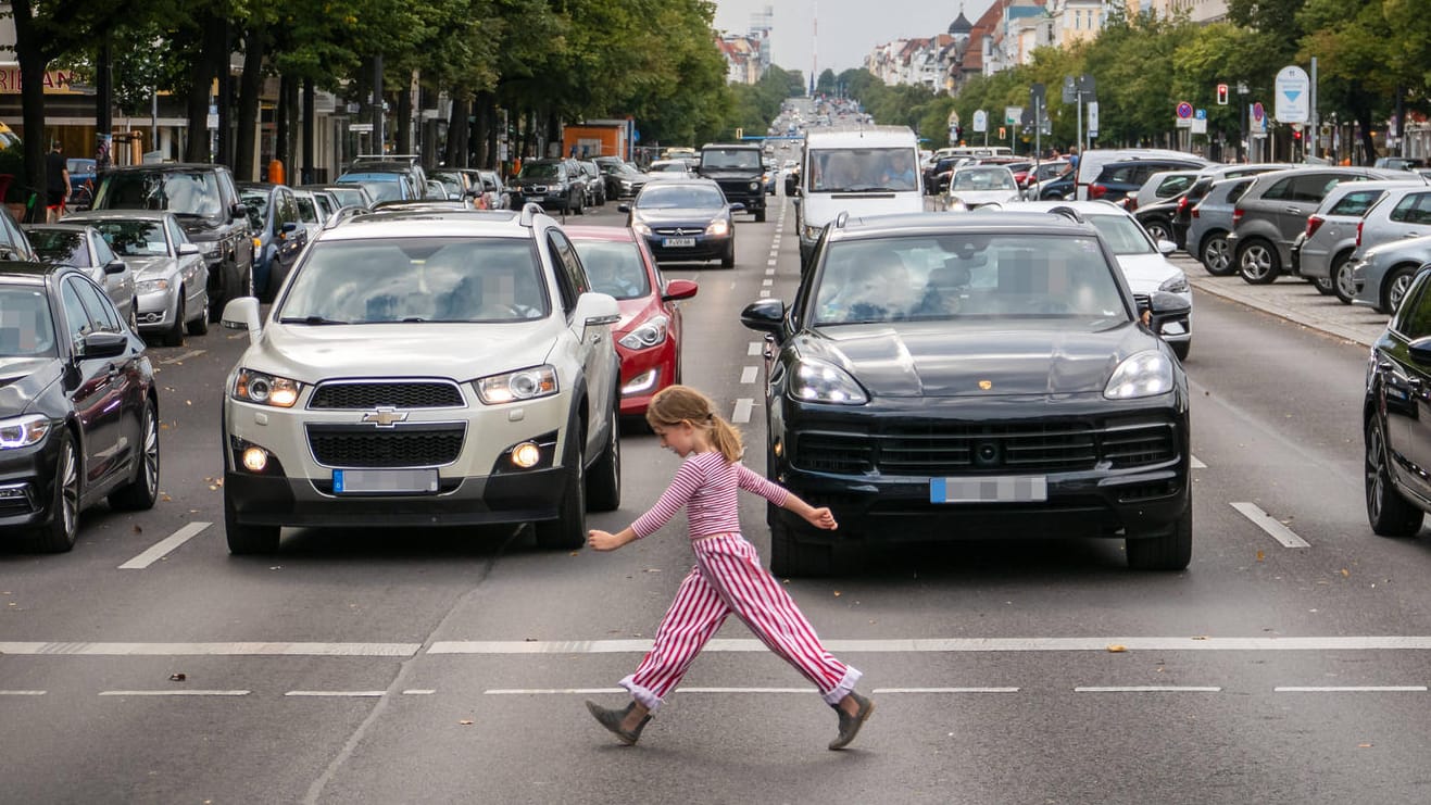 Eingeschränkter Überblick im SUV: Breite Dachträger und hohe Motorhauben nehmen Fahrern die Sicht.