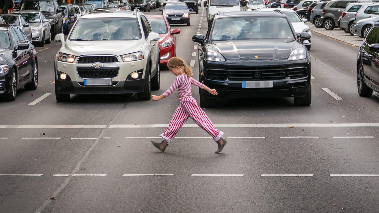 Eingeschränkter Überblick im SUV: Breite Dachträger und hohe Motorhauben nehmen Fahrern die Sicht.