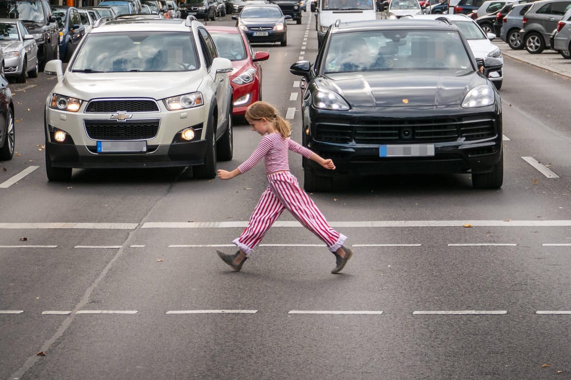 Eingeschränkter Überblick im SUV: Breite Dachträger und hohe Motorhauben nehmen Fahrern die Sicht.