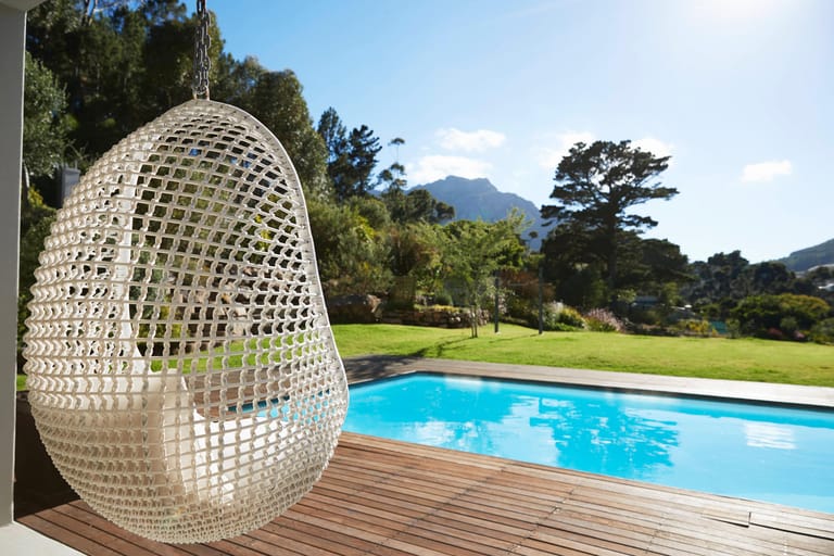 Hängesessel: Nicht nur am Hotelpool schön: Schaukelnde Möbel zum Relaxen.
