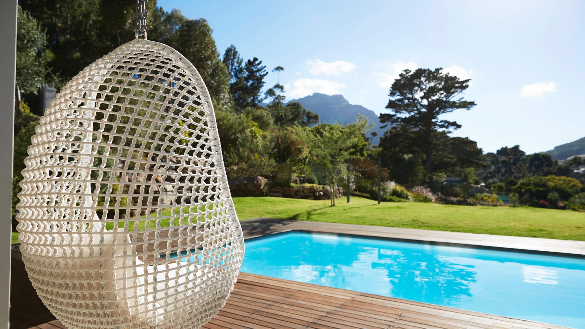 Hängesessel: Nicht nur am Hotelpool schön: Schaukelnde Möbel zum Relaxen.