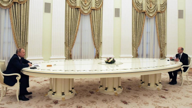 Wladimir Putin, Olaf Scholz – und ein ziemlich langer Tisch: Gebracht hat es am Ende nichts.