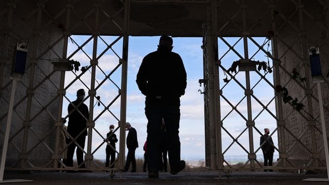 Das Tor des ehemaligen Konzentrationslagers Buchenwald, das heute eine Gedenkstätte ist (Symbolbild).