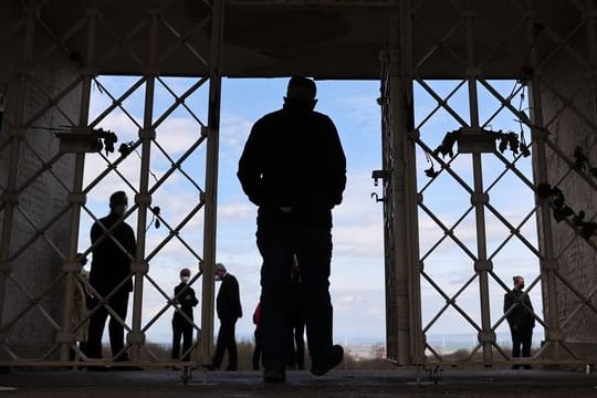 Das Tor des ehemaligen Konzentrationslagers Buchenwald, das heute eine Gedenkstätte ist (Symbolbild).