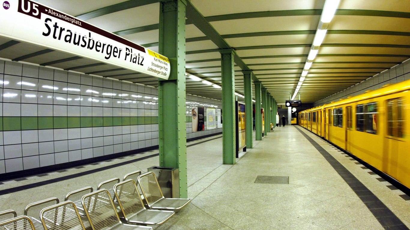 Blick in den U-Bahnhof Strausberger Platz (Archivbild): Auch hier lässt die BVG Musik erklingen.