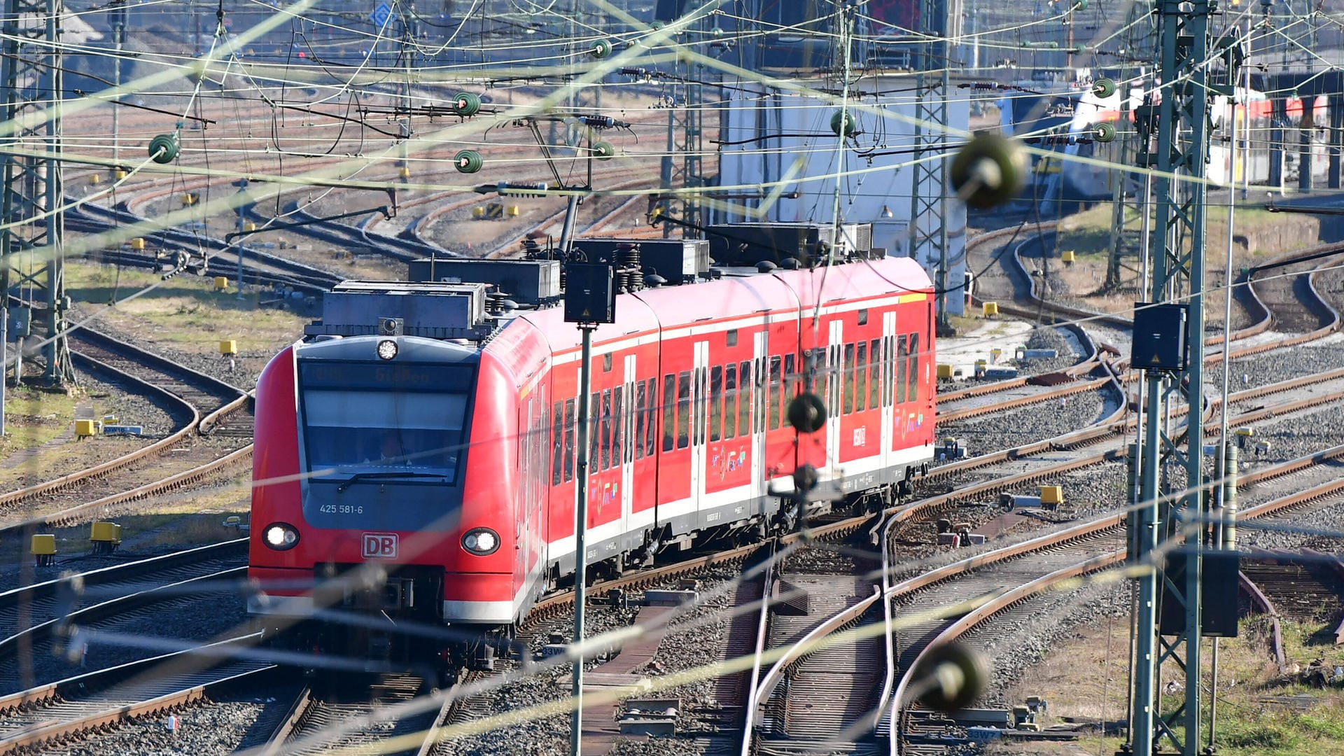 Ein Regionalzug der Deutschen Bahn (Archivbild): Zwei Jugendliche klammerten sich bei voller Fahrt an eine Regionalbahn, nachdem sie aus dem Zug geworfen wurden. Ein Regionalzug der Deutschen Bahn (Archivbild): Zwei Jugendliche klammerten sich bei voller Fahrt an eine Regionalbahn, nachdem sie aus dem Zug geworfen wurden.