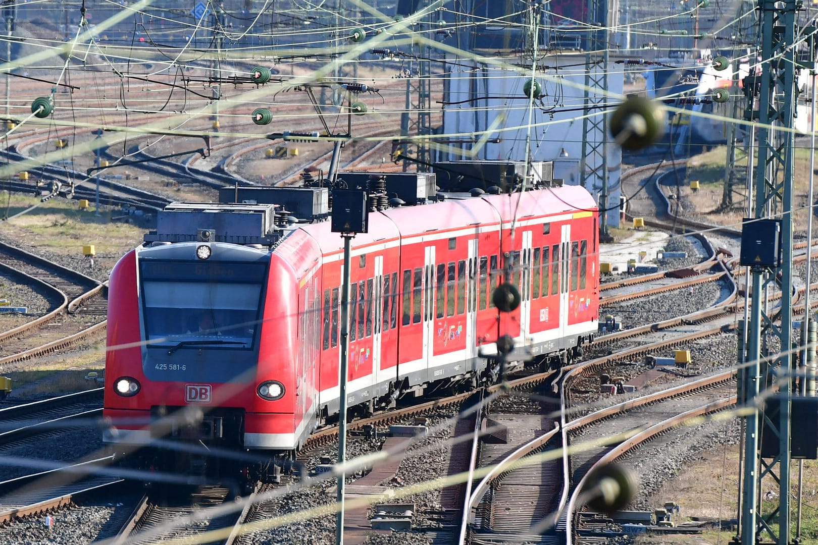Ein Regionalzug der Deutschen Bahn (Archivbild): Zwei Jugendliche klammerten sich bei voller Fahrt an eine Regionalbahn, nachdem sie aus dem Zug geworfen wurden.