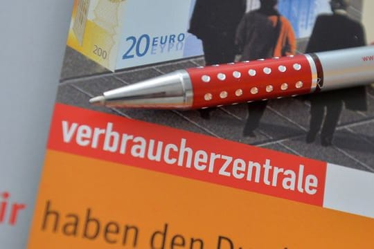 Eine Mappe der Verbraucherzentrale liegt auf einem Tisch. Eine Mappe der Verbraucherzentrale liegt auf einem Tisch.