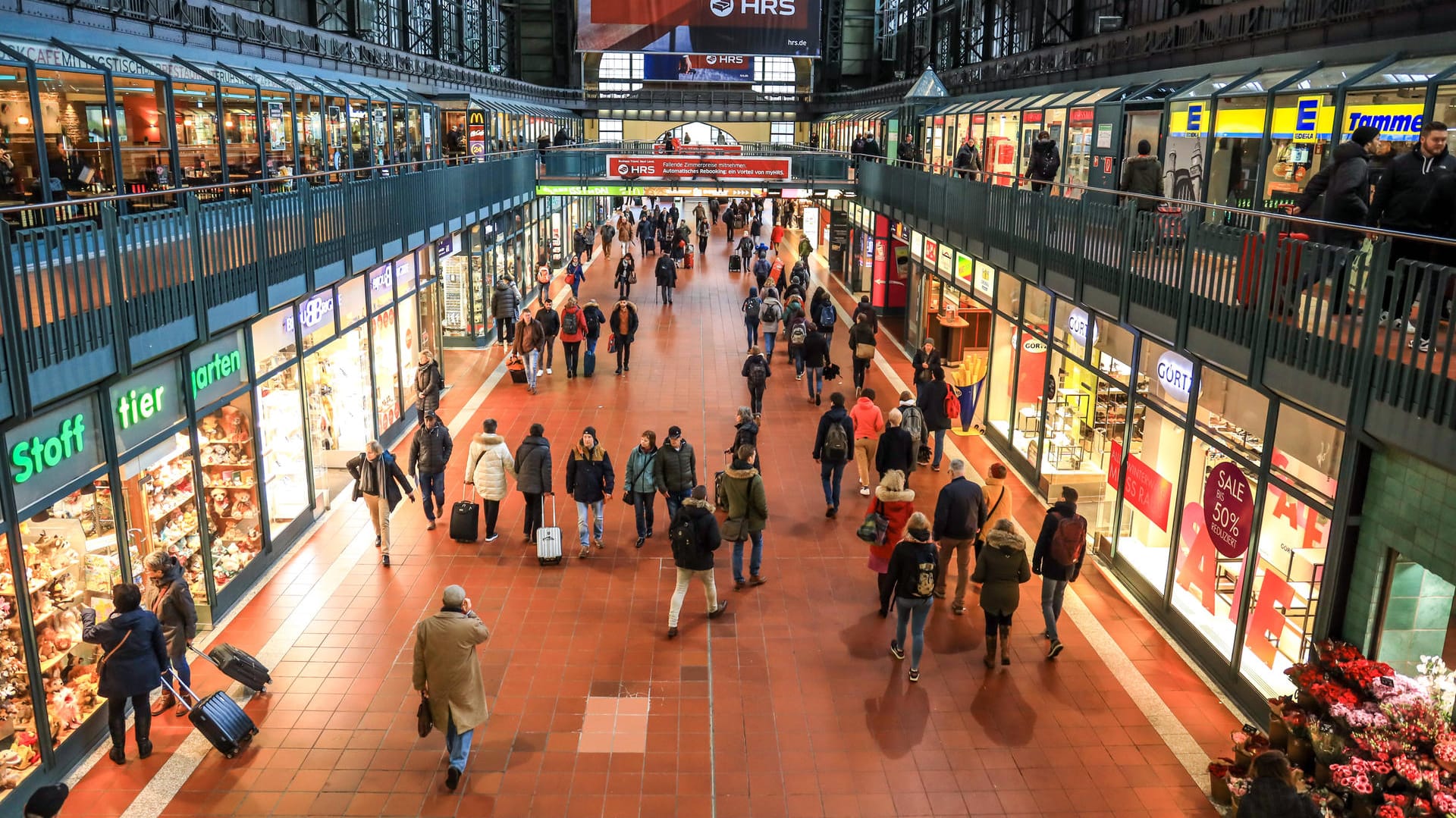 Geschäfte in der Wandelhalle im Hamburger Hauptbahnhof (Archivbild): Der Mann hat in mehreren Geschäften zugeschlagen. Geschäfte in der Wandelhalle im Hamburger Hauptbahnhof (Archivbild): Der Mann hat in mehreren Geschäften zugeschlagen.