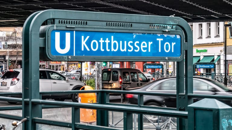 Ein U-Bahn Schild mit der Aufschrift Kottbusser Tor in Berlin-Kreuzberg (Archivbild): Trotz wachsender Kriminalität verzögert sich die Einrichtung einer Polizeiwache am "Kotti" weiterhin.