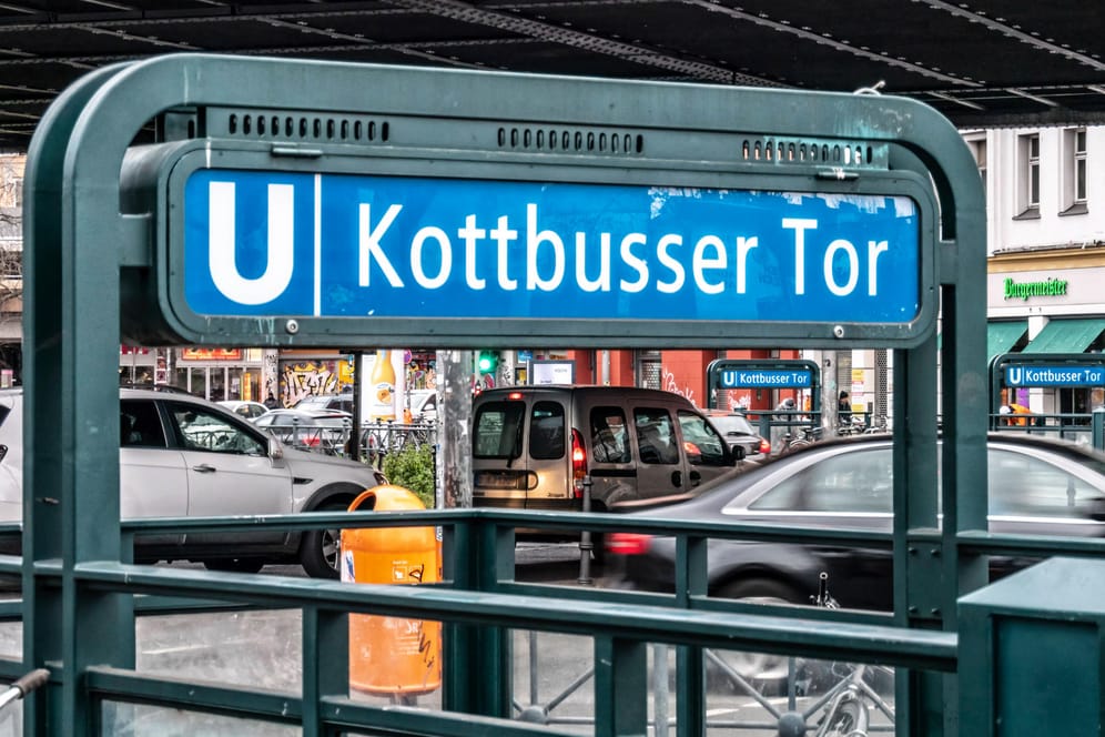 Ein U-Bahn Schild mit der Aufschrift Kottbusser Tor in Berlin-Kreuzberg (Archivbild): Trotz wachsender Kriminalität verzögert sich die Einrichtung einer Polizeiwache am "Kotti" weiterhin.