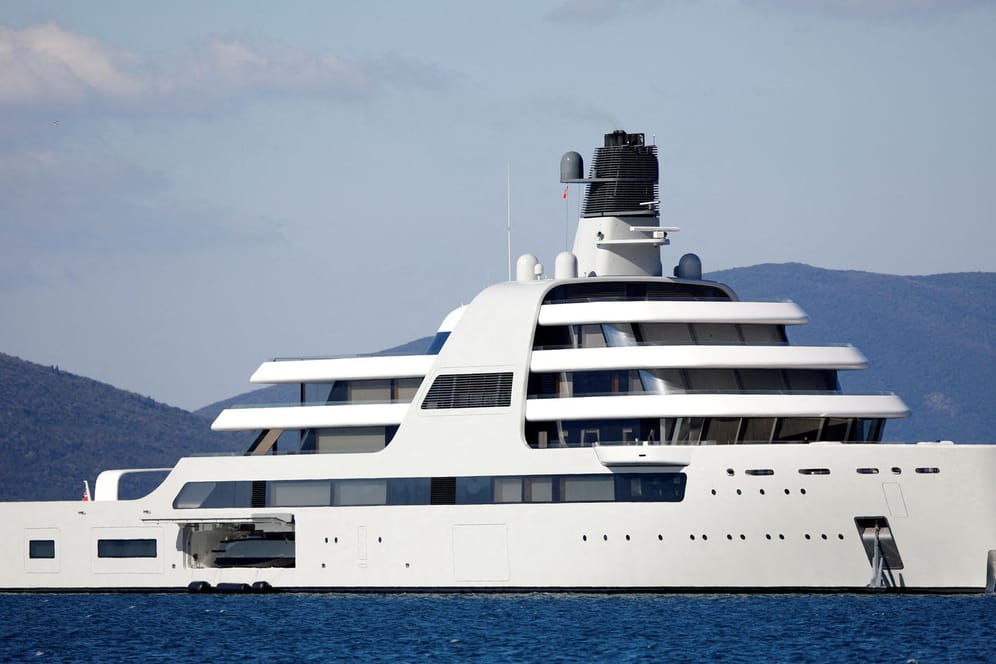 Die Superjacht "Solaris" des russischen Oligarchen Roman Abramovich vor Tivat, Montenegro.