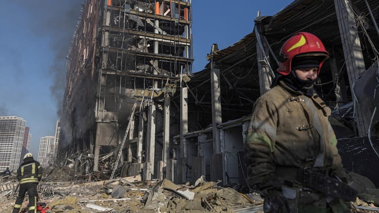 Feuerwehrleute vor den Trümmern eines Einkaufszentrums in Kiew: Das Gebäude wurde durch eine russische Rakete zerstört.