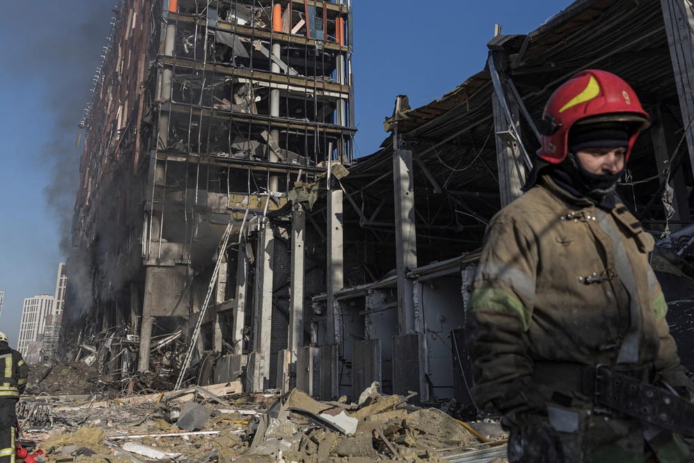 Feuerwehrleute vor den Trümmern eines Einkaufszentrums in Kiew: Das Gebäude wurde durch eine russische Rakete zerstört.
