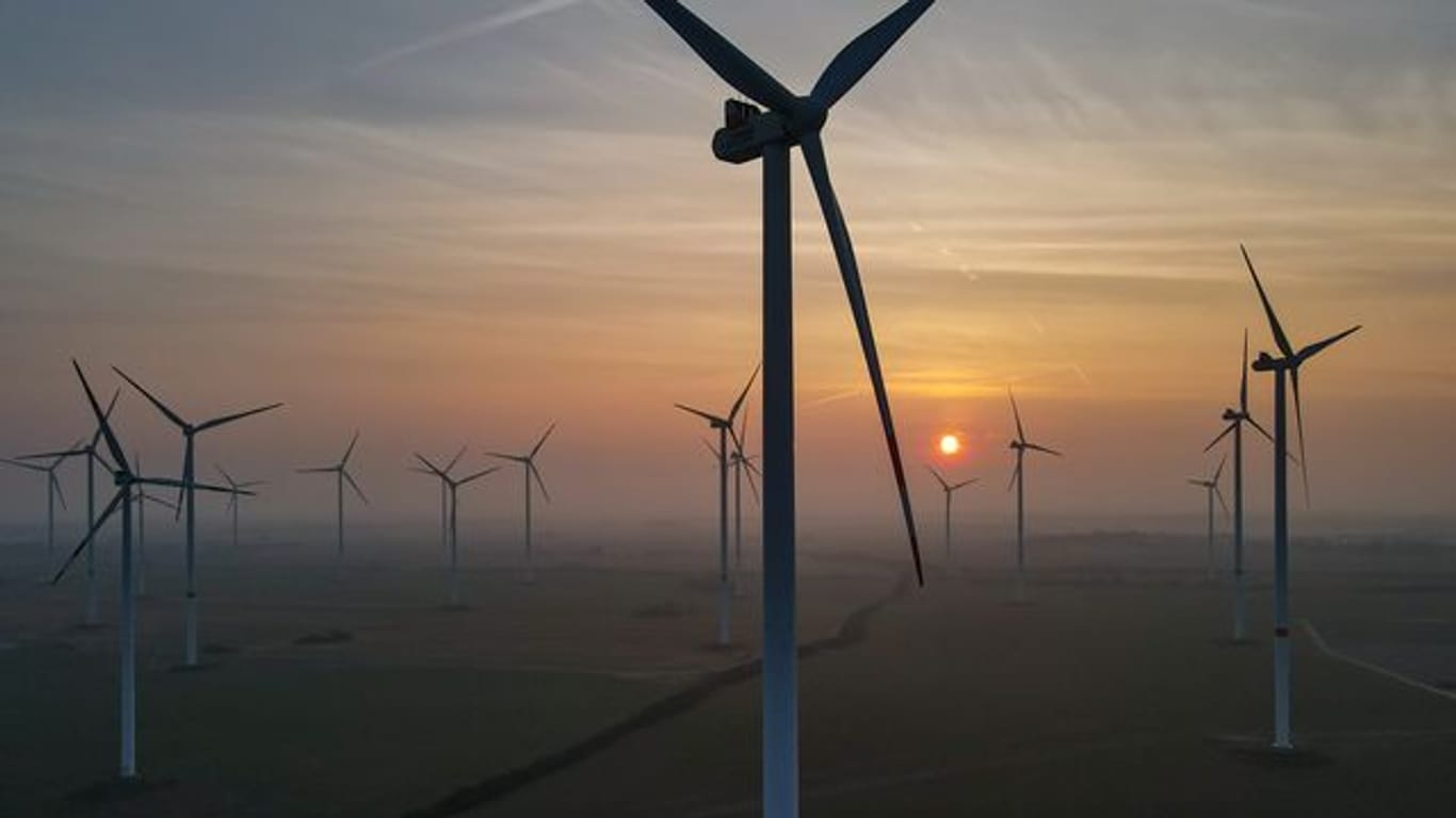 Windenergie im Sonnenuntergang