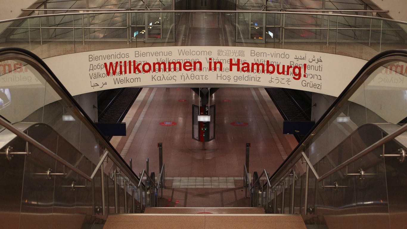 Leerer Zugang zur S-Bahnstation des Hamburger Flughafens (Archivbild): Der Tourismus in der Hansestadt läuft auch in 2022 noch schleppend.