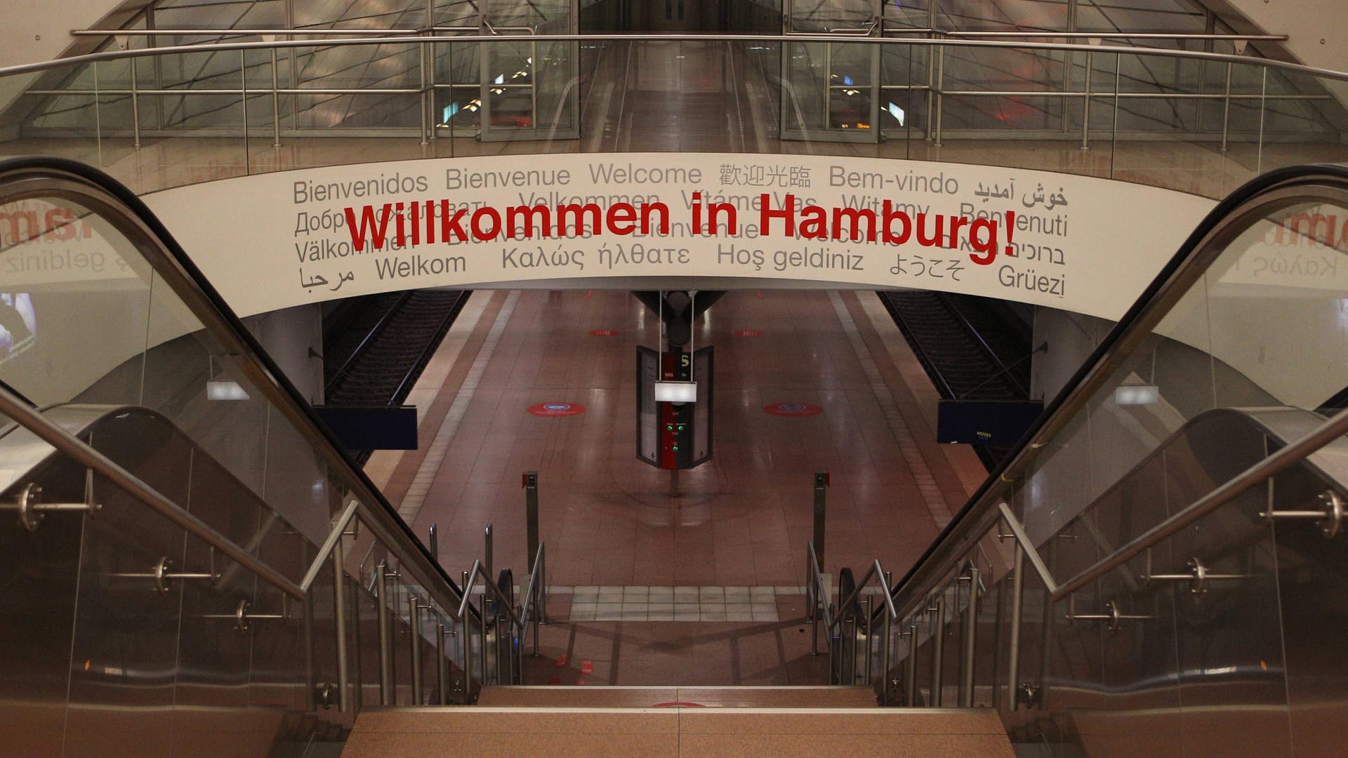 Leerer Zugang zur S-Bahnstation des Hamburger Flughafens (Archivbild): Der Tourismus in der Hansestadt läuft auch in 2022 noch schleppend. Leerer Zugang zur S-Bahnstation des Hamburger Flughafens (Archivbild): Der Tourismus in der Hansestadt läuft auch in 2022 noch schleppend.