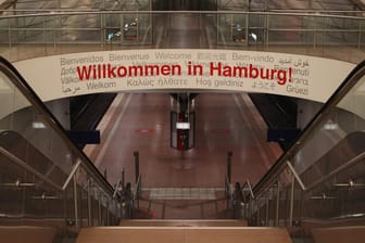 Leerer Zugang zur S-Bahnstation des Hamburger Flughafens (Archivbild): Der Tourismus in der Hansestadt läuft auch in 2022 noch schleppend.