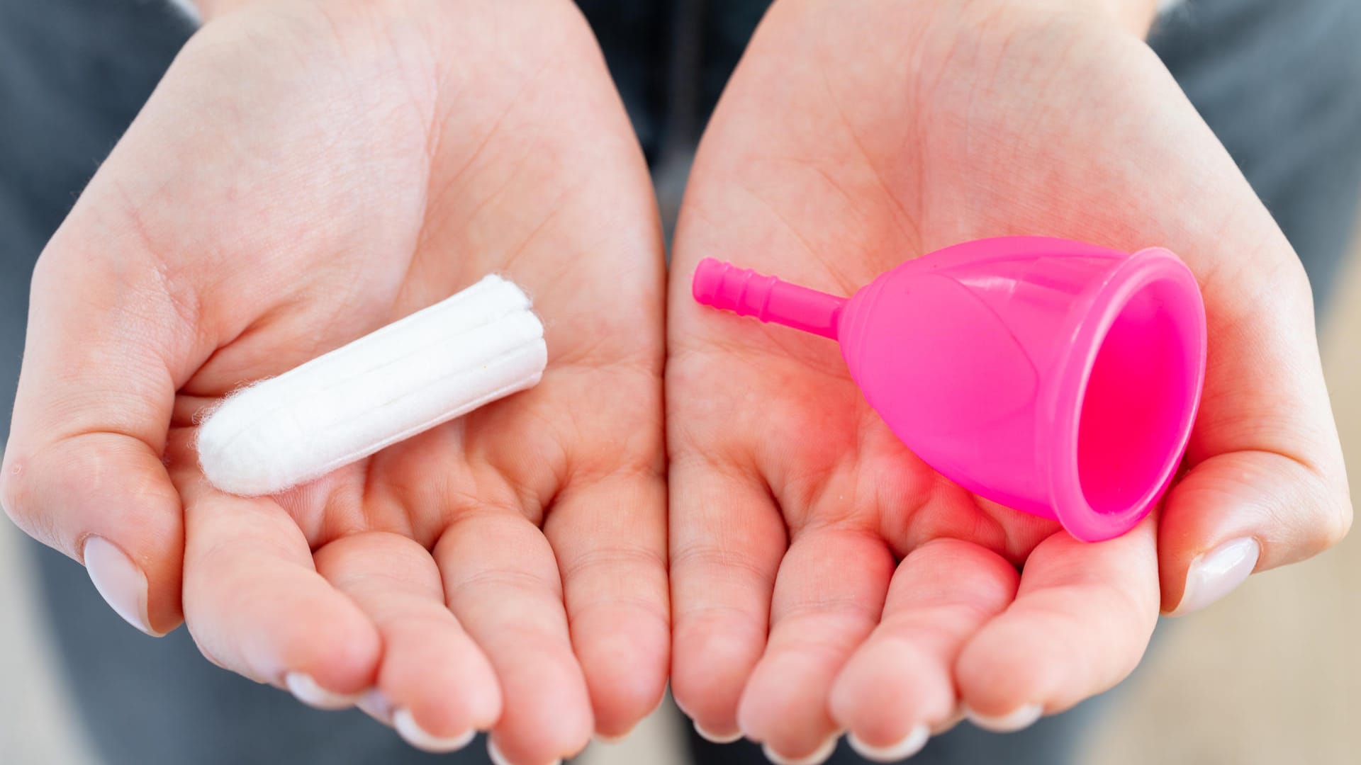 Menstruationstassen im Test: So sicher ist die Tampon-Alternative.