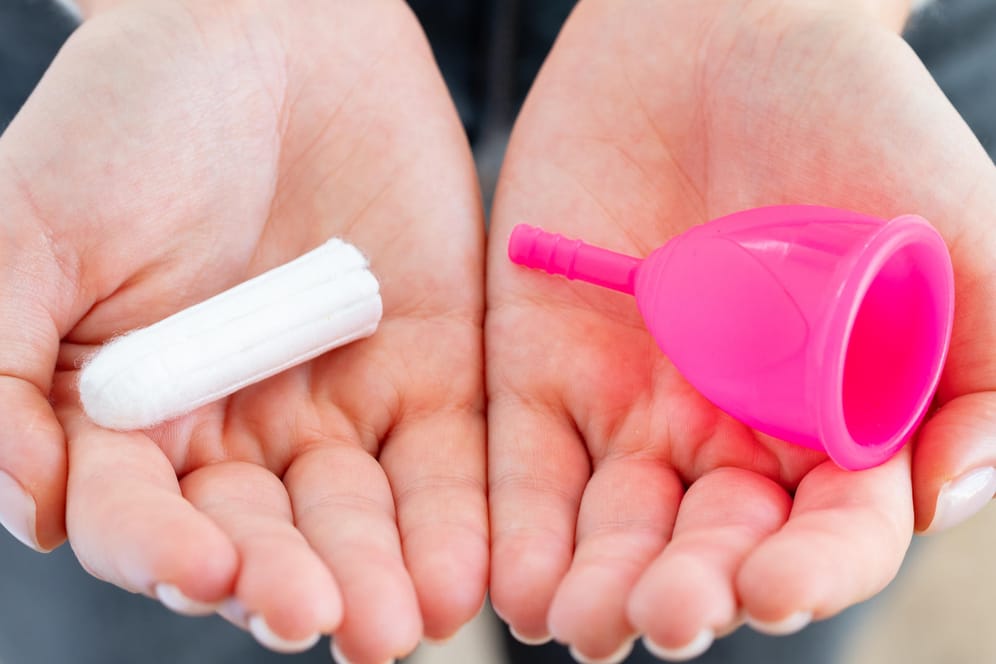 Menstruationstassen im Test: So sicher ist die Tampon-Alternative.