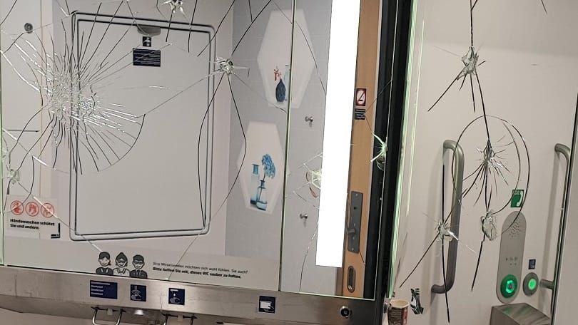 Pressemitteilung der Bundespolizei (21.03.22): Demolierte Zugtoilette eines ICE-Wagons. Die mutmaßlichen Täter: Enttäuschte Hannover 96-Fans. Pressemitteilung der Bundespolizei (21.03.22): Demolierte Zugtoilette eines ICE-Wagons. Die mutmaßlichen Täter: Enttäuschte Hannover 96-Fans.