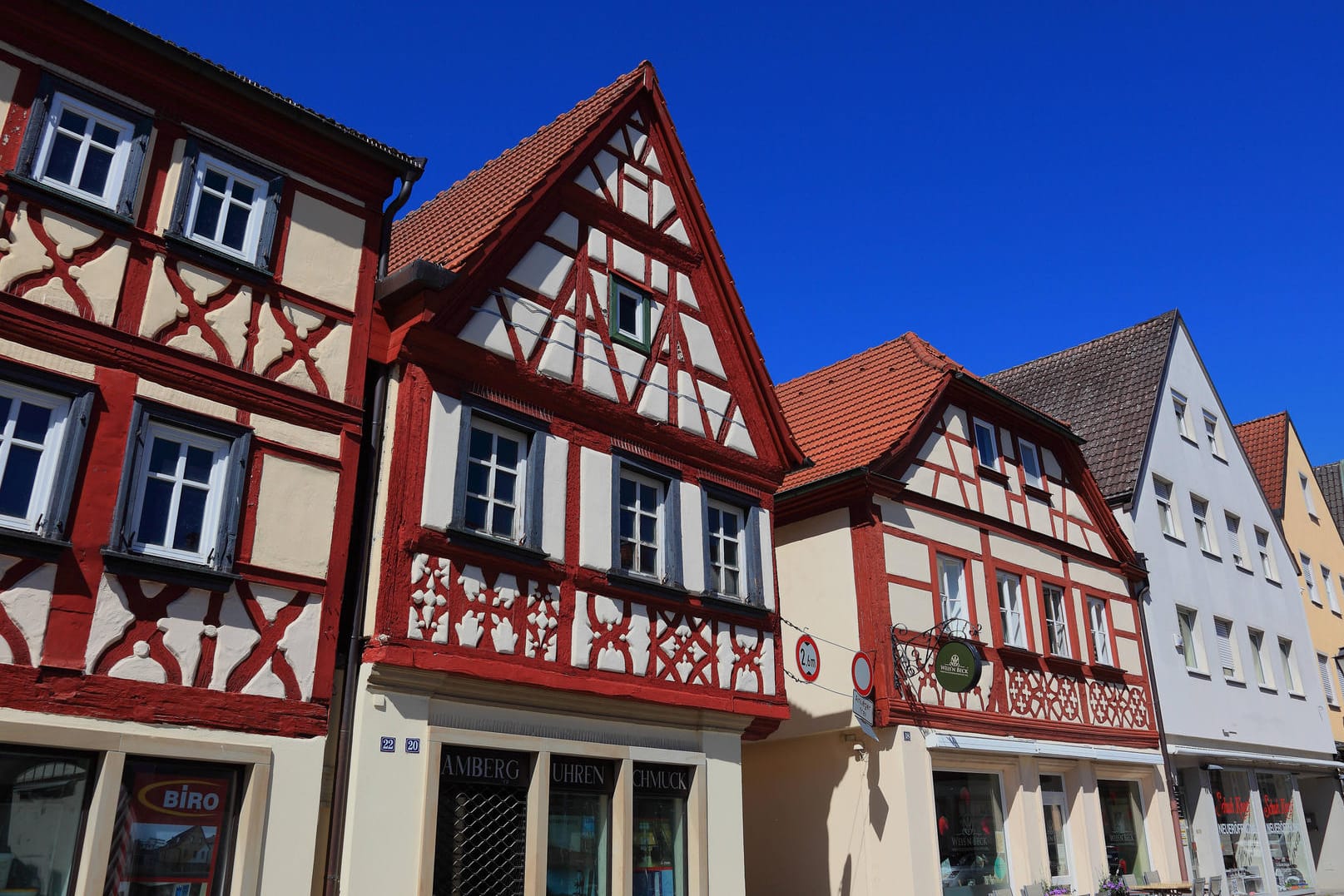 Fachwerkhäuser in der Kreisstadt Haßfurt (Archivbild): Der Landkreis Hassberge steht nicht gut da, was die Corona-Infektionszahlen angeht.
