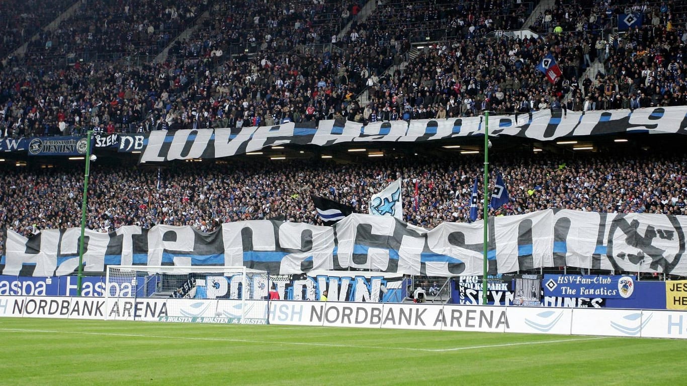 HSV-Fans zeigen Banner gegen Rassismus (Archivbild): Im Museum des Fußball-Zweitligisten startet jetzt eine Sonderausstellung zu rechten Einflüssen auf die Fanszene.