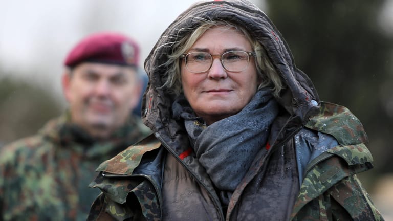 Bundesverteidigungsministerin Lambrecht im Gespräch mit Soldaten: "Klares Signal" an die Verbündeten.
