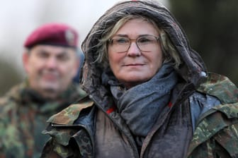 Bundesverteidigungsministerin Lambrecht im Gespräch mit Soldaten: "Klares Signal" an die Verbündeten.