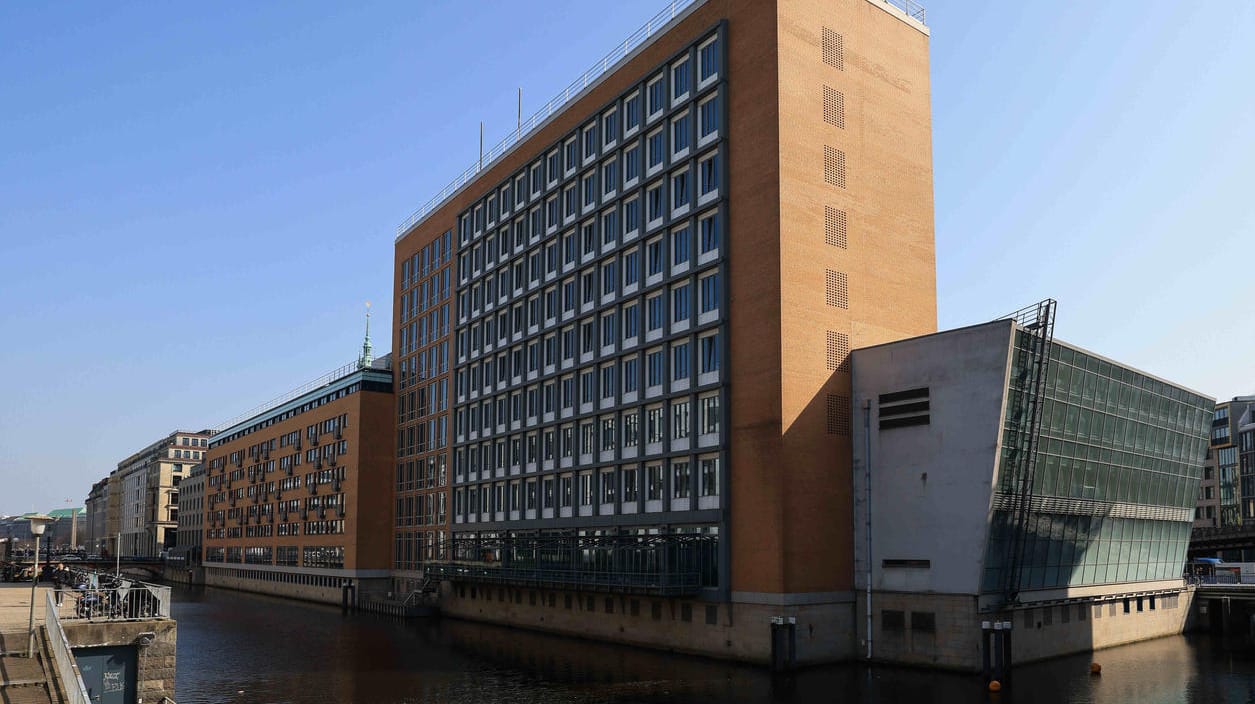 Außenansicht des ehemaligen Hotels "Sofitel" in der Innenstadt. In dem Hotelgebäude in Hamburg-Mitte soll in den kommenden Tagen eine Unterkunft für Geflüchtete aus der Ukraine eröffnen Außenansicht des ehemaligen Hotels "Sofitel" in der Innenstadt. In dem Hotelgebäude in Hamburg-Mitte soll in den kommenden Tagen eine Unterkunft für Geflüchtete aus der Ukraine eröffnen