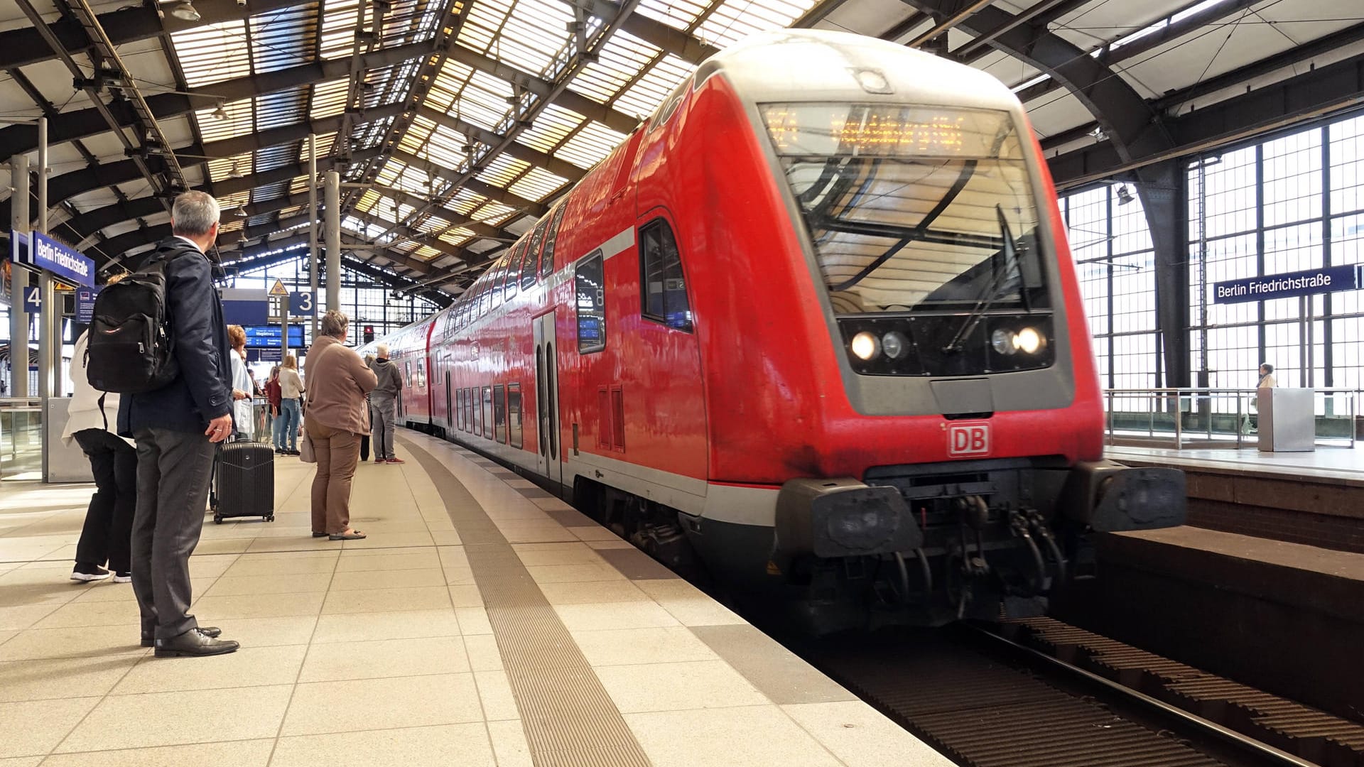 Einfahrt eines Regionalexpress 1 in den Bahnhof Friedrichstrasse (Archivbild): Auf der Strecke kam es nach einem Brand zu Zugausfällen.