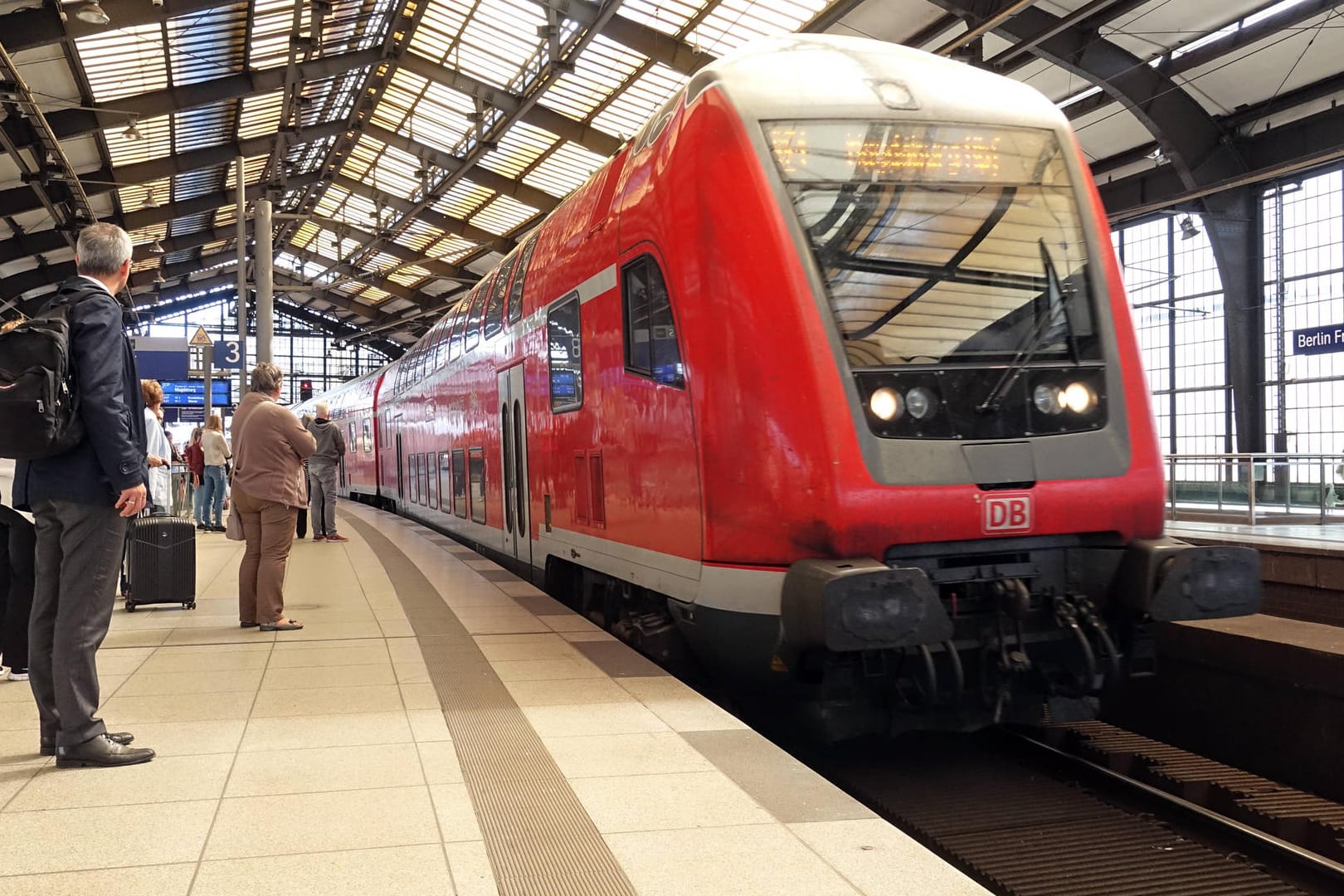 Einfahrt eines Regionalexpress 1 in den Bahnhof Friedrichstrasse (Archivbild): Auf der Strecke kam es nach einem Brand zu Zugausfällen.