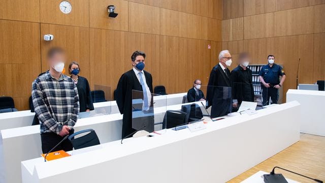 Die zwei wegen Mordes angeklagten Männer (l und 2. Die zwei wegen Mordes angeklagten Männer (l und 2.