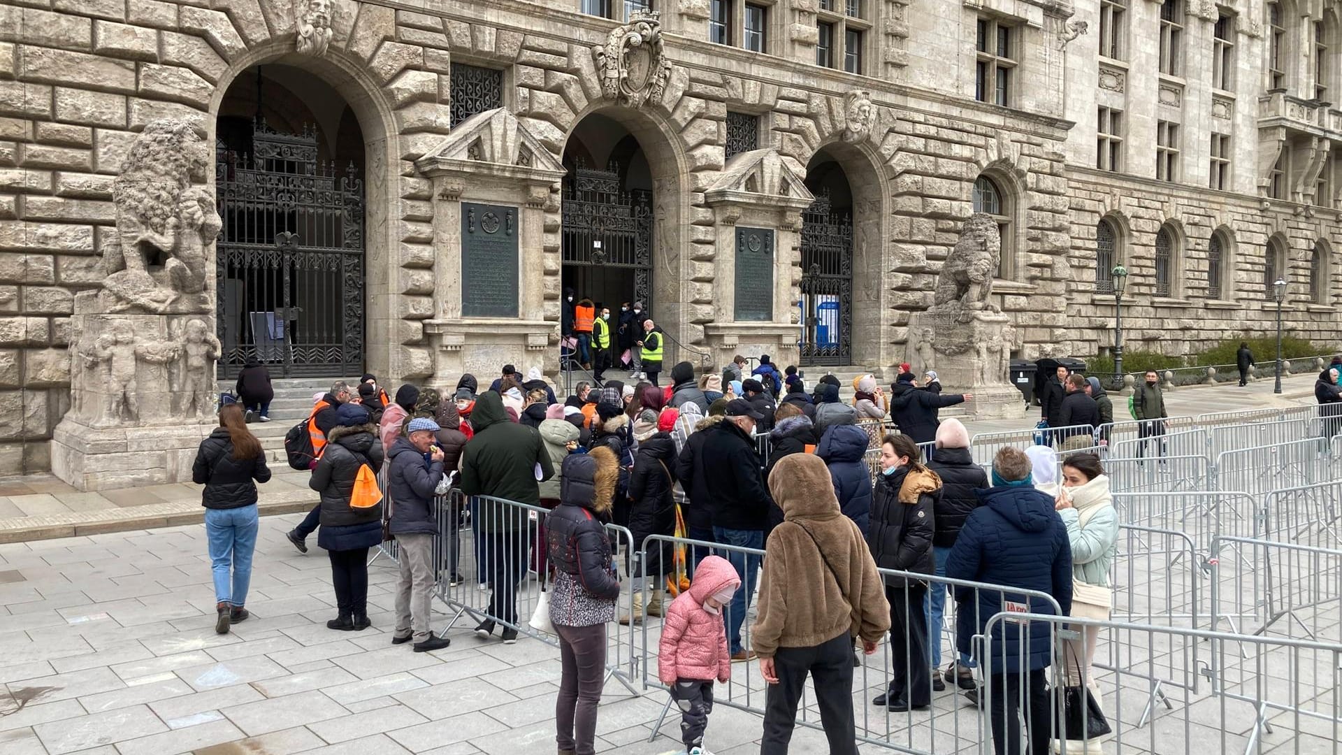 Geflüchtete vor dem Neuen Rathaus in Leipzig: Hier soll künftig die Arbeit der Helfer koordiniert werden Geflüchtete vor dem Neuen Rathaus in Leipzig: Hier soll künftig die Arbeit der Helfer koordiniert werden